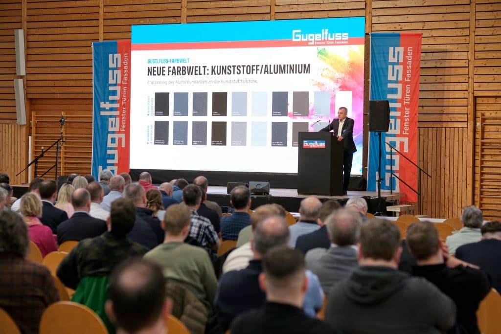 Geschäftsführer Martin Gugelfuß stellte beim Partnertag 2026 die neue Farbenwelt der Kunststofffenster und Hebeschiebetüren von Gugelfuss vor. Foto: Ingo Jensen/Gugelfuss