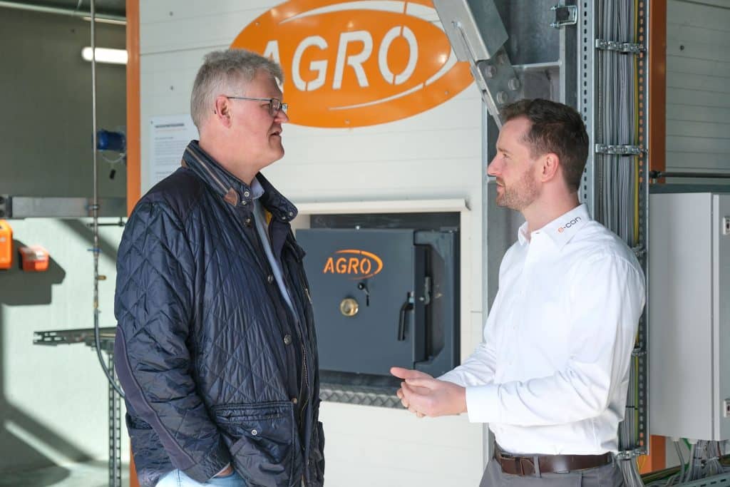 Benningens Bürgermeister Martin Osterrieder und e-con-Vorstand Peter Waizenegger vor dem Hackschnitzelkessel im Heizwerk Memmingen-Benningen. Foto: Ingo Jensen/e-con