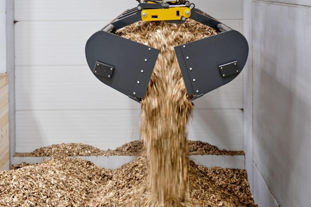 Der Kran im Hackschnitzellager in Aktion. Foto: Ingo Jensen/e-con