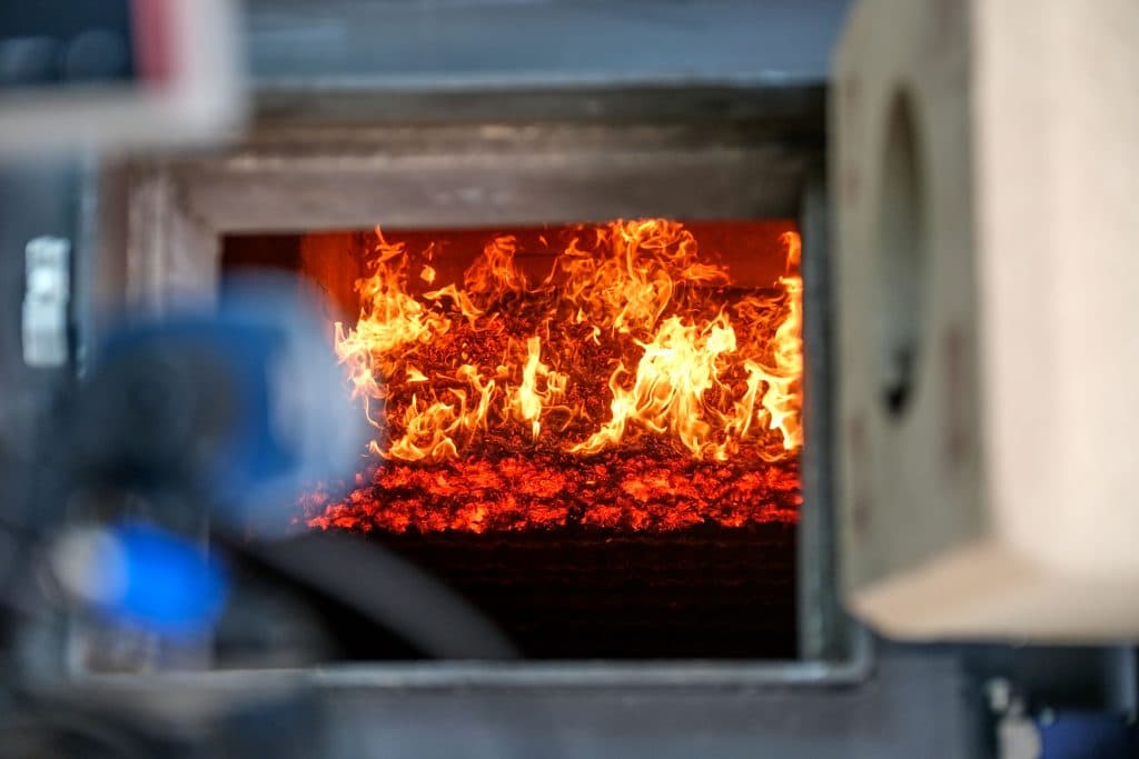 Blick in die Feuerkammer des Hackschnitzelkessels Foto: Ingo Jensen/e-con