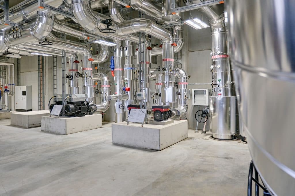 Blick in den Pumpenraum des Heizwerks. Foto: Ingo Jensen/e-con