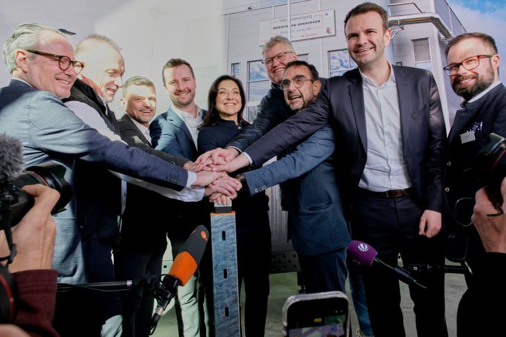 Gaben offiziell den Startschuss für das neue Heizwerk Memmingen-Benningen, von links: Markus Schmidt (Beirat GT Hub), Andreas Müller (Geschäftsführer Alois Müller Gruppe), Projektleiter Enrico Lagoda und Vorstand Peter Waizenegger (beide e-con AG), Bundeswirtschafts- und Energieministerin Katherina Reiche, Benningens Bürgermeister Martin Osterrieder, die Abgeordneten Klaus Holetschek (Landtag) und Forian Dorn (Bundestag) sowie Memmingens Oberbürgermeister Jan Rothenbacher Foto: Ingo Jensen/e-con