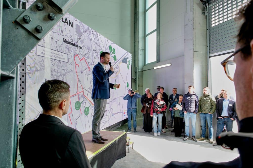 e-con-Vorstand Peter Waizenegger erklärte den Gästen das neue Wärmenetz Memmingen-Benningen. Foto: Ingo Jensen/e-con