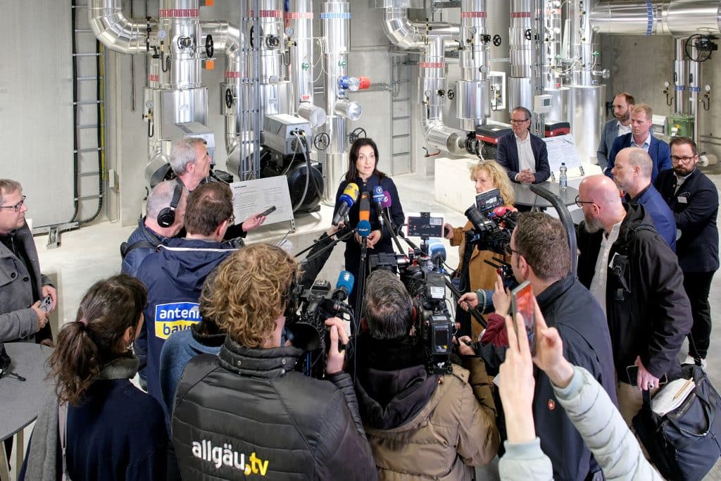 Groß war der Medienandrang beim ersten offiziellen Besuch von Bundeswirtschafts- und Energieministerin Katherina Reiche im Allgäu, anlässlich der offiziellen Eröffnung des Heizwerks Memmingen-Benningen. Foto: Ingo Jensen/e-con