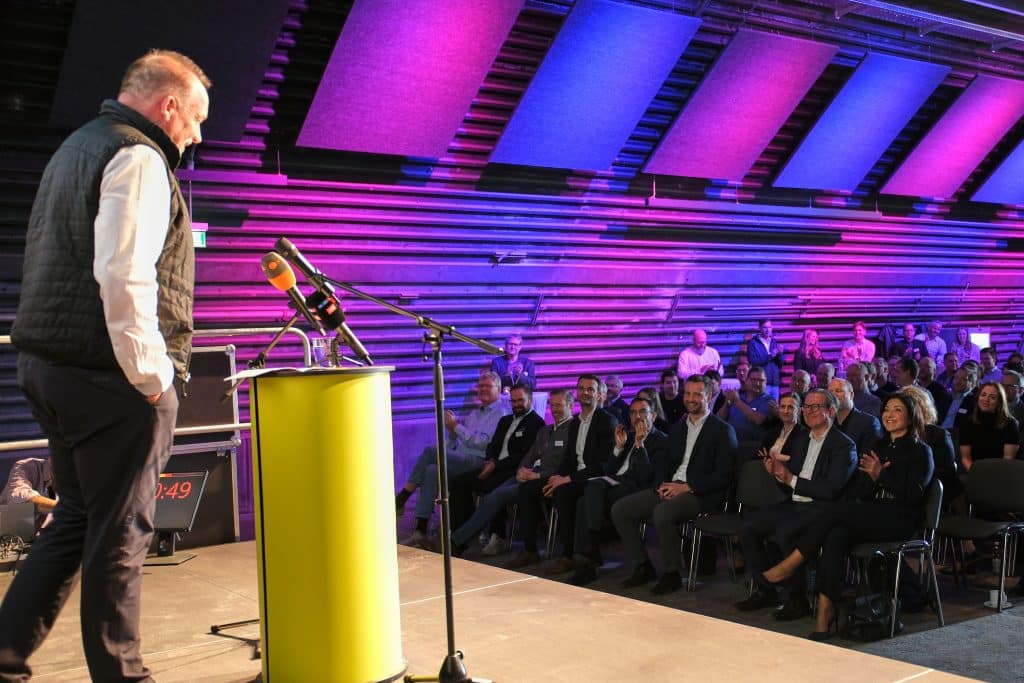 Andreas Müller, Geschäftsführer der Alois Müller Gruppe, bei seiner Rede im GT Hub anlässlich der offiziellen Eröffnung des Heizwerks Memmingen-Benningen. Foto: Ingo Jensen/e-con