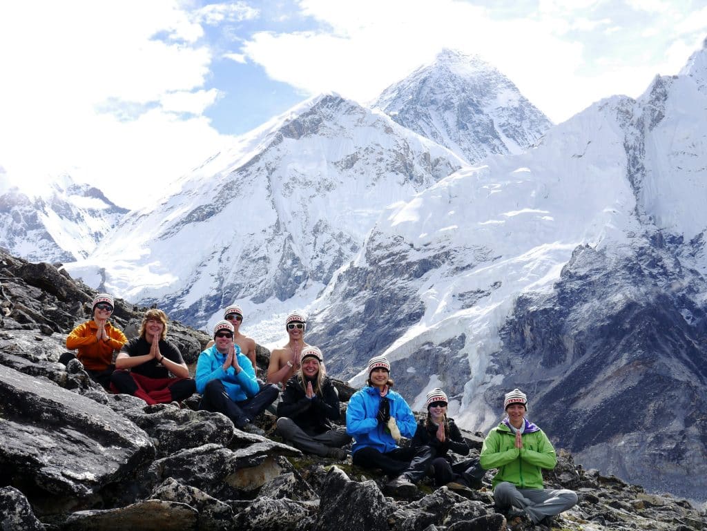 Abstieg vom Kalapater mit dem Mount Everest im Hintergrund. Foto: Mountain Action