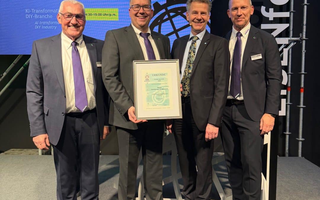 Die Munk Günzburger Steigtechnik belegt erneut den ersten Platz bei der PVH-Wahl im Sortimentsbereich Betriebsausstattung. Im Bild, von links: Ferdinand Munk und Alexander Werdich (beide Geschäftsführer und Inhaber der Munk Group), Thomas Dammann, Hauptgeschäftsführer des ZHH, und Roland Wilcke, Prokurist und Vertriebsleiter der Munk Group. Foto: Ruth Munk/Munk Group