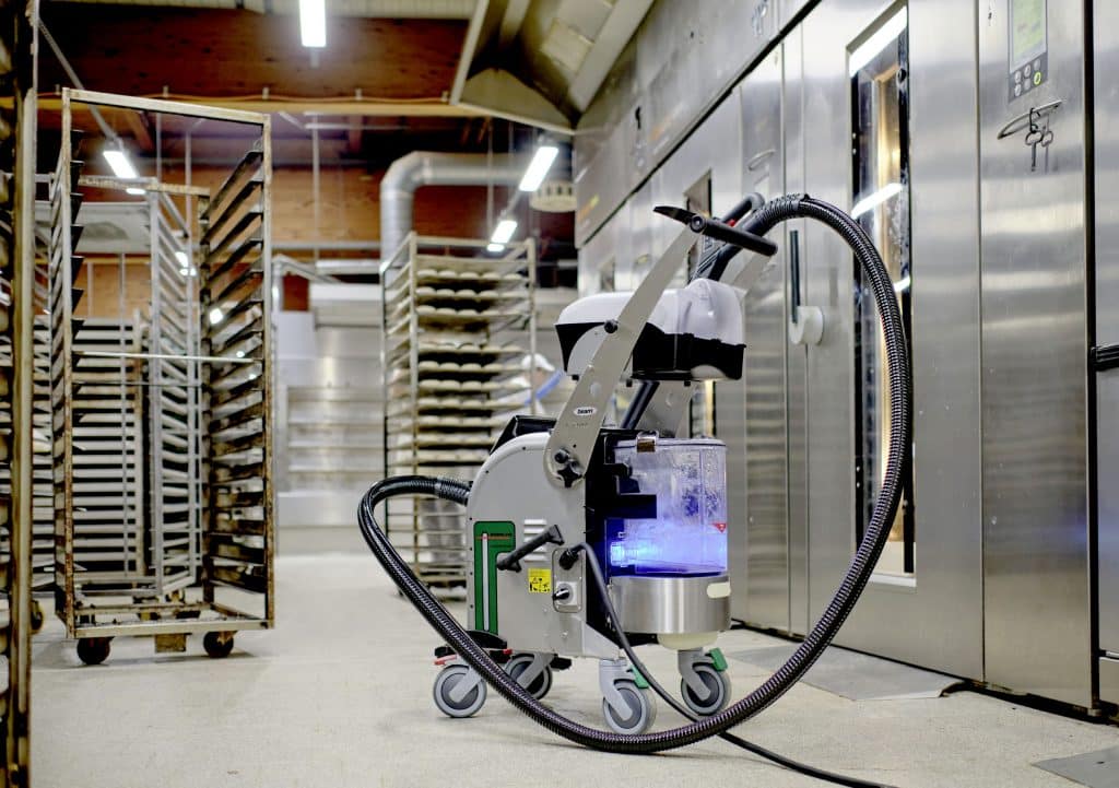 Das Dampfsaugsystem Blue Evolution von beam sorgt für Hygiene in Bäckereien und Konditoreien. Foto: Ingo Jensen/beam
