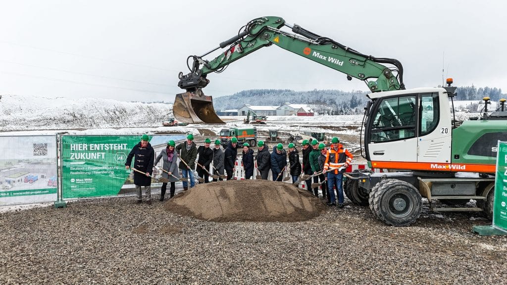 Startschuss für die neue Walter Gott ICE FACTORY: Beim Spatenstich, von links: Bürgermeister Walther Puza, Erste Landesbeamtin Dr. Claudia Warken, Thomas Gerner, Manuel Tress (beide Tress Architekten), Kreisbaumeister Hubert Baur, Stefan Geiger (Wild Projektentwicklung), Anna Gott, Daniel Gott, Walter Gott, Alexandra Klos (alle Walter Gott ICE FACTORY), Manfred Saitner (Gemeinde Berkheim), Elmar Wild (Max Wild), Dieter Förg und Moritz Köhle (beide Wild Projektentwicklung) Foto: Melanie Strobl/Max Wild GmbH