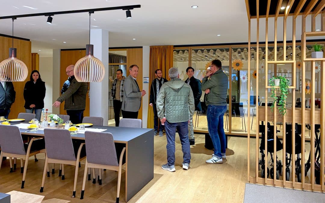 Biberachs Landrat Mario Glaser (zweiter von rechts) zeigte sich beim Besuch des Heidenbühlparks in Berkheim beeindruckt. Foto: Max Wild