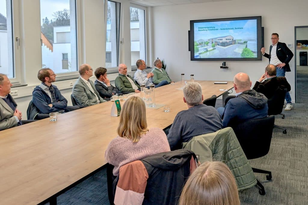 Geschäftsführer Stefan Geiger stellte den Vertretern des Landratsamtes und der Gemeinde Berkheim das Unternehmen und die Projekte der Wild Projektentwicklung vor. Foto: Max Wild