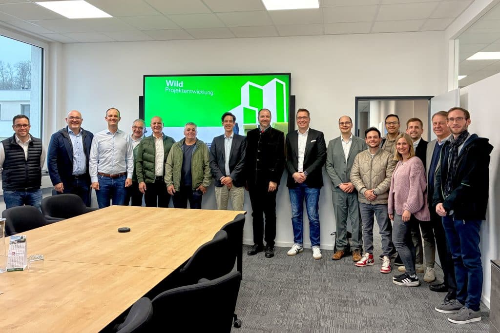 Nutzen den Besuch in Berkheim zum Gedankenaustausch und die Inspiration für innerörtliche kommunale Entwicklung im Landkreis Biberach: Landrat Mario Glaser (Mitte), Berkheims Bürgermeister Walther Puza (daneben) sowie die Vertreter des Landratsamtes, der Gemeinde Berkheim und der Wild Projektentwicklung Foto: Max Wild