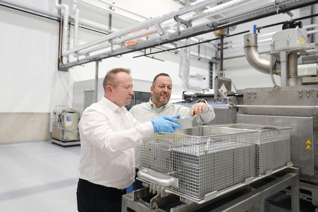 Jens Emmerich (links) und Bastian Geiss bieten mit den Leistungen der N2J Cleantech industrielle Bauteilreinigung von höchster Güte. Foto: Silvia Lünnemann/N2J Cleantech