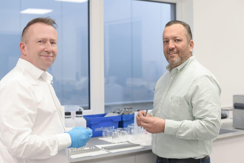 Neben der industriellen Bauteilreinigung bieten Jens Emmerich (links) und Bastian Geiss mit der N2J Cleantech GmbH weitere umfassende Dienstleistungen wie die Prozess- und Restschmutzanalytik im hauseigenen Labor an. Foto: Silvia Lünnemann/N2J Cleantech