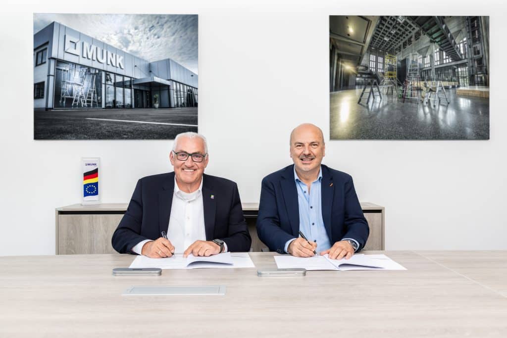 Schwarz auf weiß: Ferdinand Munk (links) und Massimo Grossele unterzeichnen am Stammsitz der Munk Group in Günzburg die exklusive FlexxLift-Partnerschaft. Foto: Munk Group