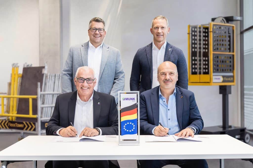 Vier Köpfe, ein Ziel: Ferdinand Munk (vorne links, Munk Group) und Massimo Grossele (vorne rechts, Gromet) unterzeichnen die exklusive FlexxLift-Kooperation. Alexander Werdich (hinten links) und Roland Wilcke (hinten rechts) begleiten den Startschuss für die Munk Group. Foto: Munk Group
