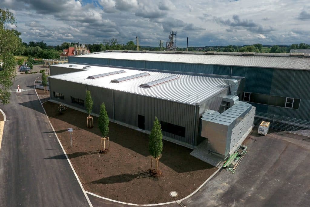 Für das Geschäftsfeld der Lohnreinigung baute die Richard Geiss GmbH am Firmensitz in Offingen eine eigene Halle. Foto: Richard Geiss GmbH