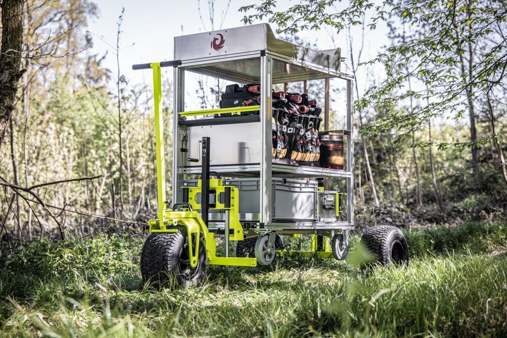 Ab ins Gelände: Das Offroad-System Premium der Munk Rettungstechnik macht die Rollcontainer fit für den Outdoor-Einsatz. Foto: Munk Group