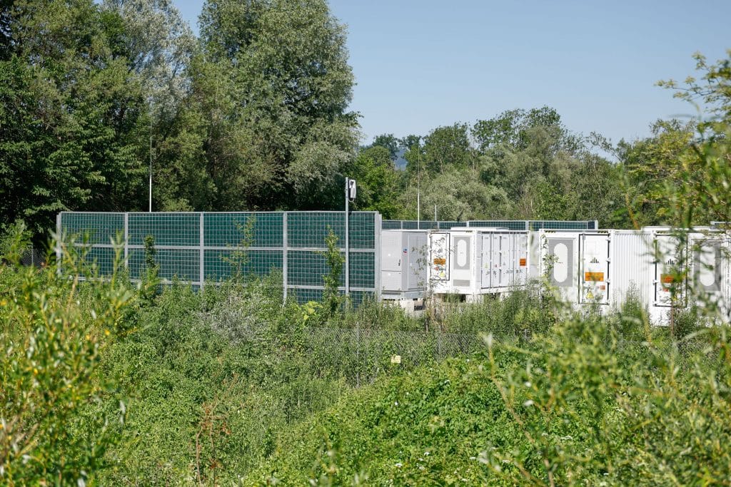 Die Lärmschutzwände der Rau Geosysteme Süd GmbH schützen die Bevölkerung vor Lärmemissionen von Wechselrichtern, Lüftern und Aggregaten. Foto: Rau Geosysteme Süd