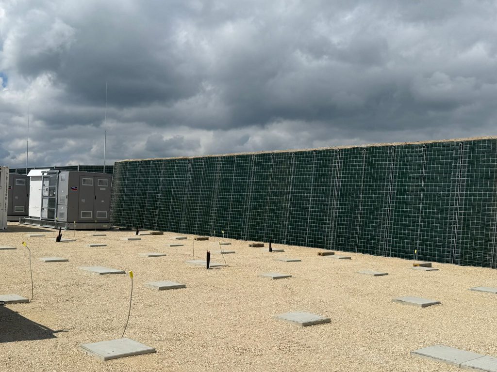 Die nachhaltige Klimawand R3 der Rau Geosysteme Süd GmbH eignet sich ideal für den Lärmschutz bei BESS-Anlagen. Foto: Rau Geosysteme Süd