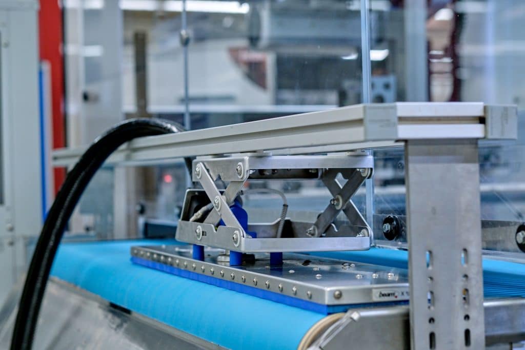 Die Bandreinigungseinheit BeBelt und der Dampfreiniger Blue Evolution XL+ mit Industrieabsaugung von beam sorgen für die HACCP-zertifizierte Hygiene in der Produktion für die Puffreis-Schokoladen-Snacks „Nippon“ von Hosta. Foto: Ingo Jensen/beam
