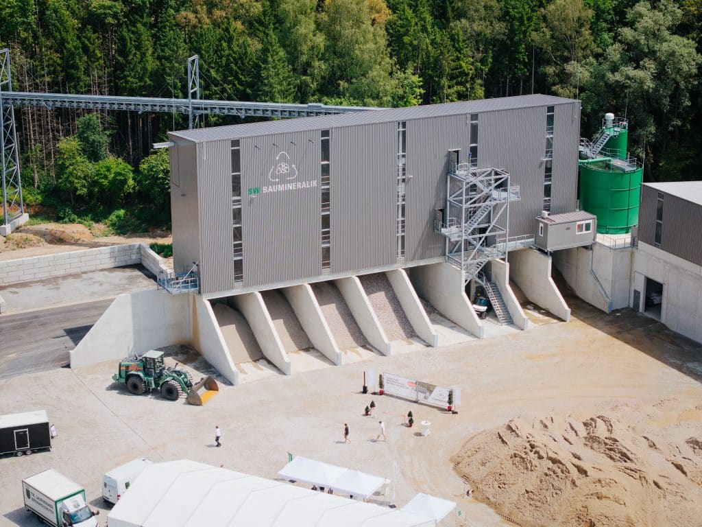Die nassmechanische Aufbereitungsanlage in Achstetten arbeitet im Schichtbetrieb und bereitet jährlich bis zu 250.000 Tonnen mineralischer Bauabfälle zu hochwertigen Sekundärrohstoffen auf.Foto: Theo Stumpp/SCHWENK 