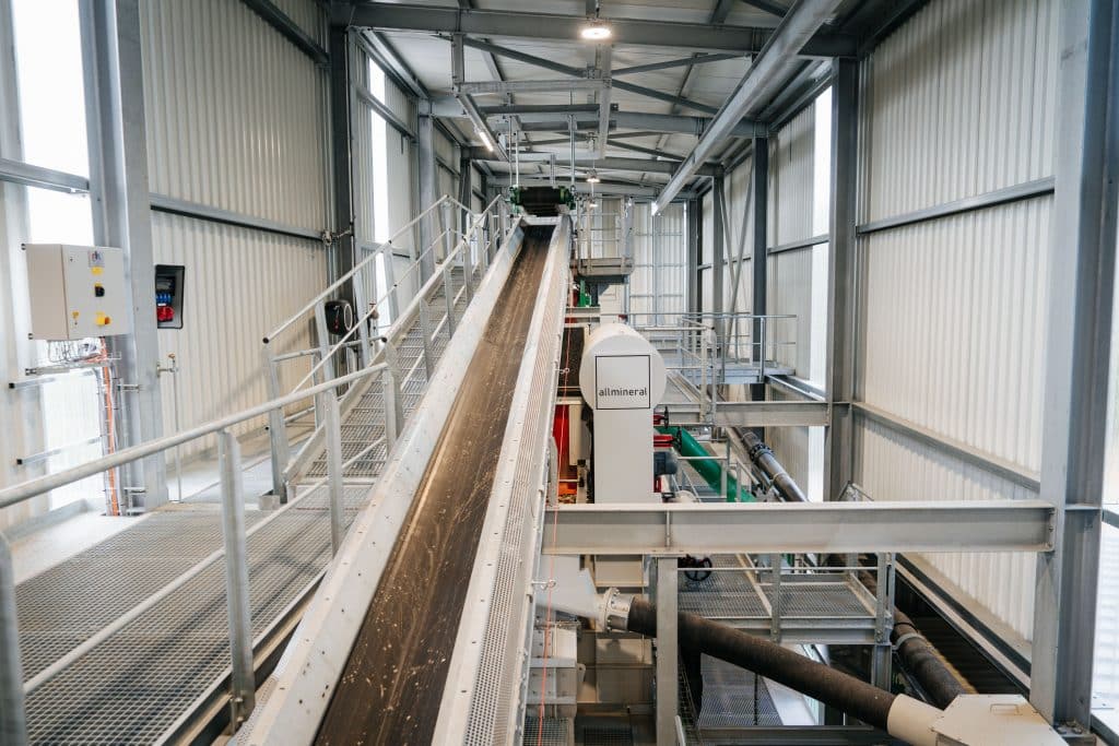 Über Förderbänder gelangen mineralische Bauabfälle in die nassmechanische Aufbereitungsanlage in Achstetten, wo sie zu hochwertigen Sekundärrohstoffen aufbereitet werden. Foto: Theo Stumpp/SCHWENK