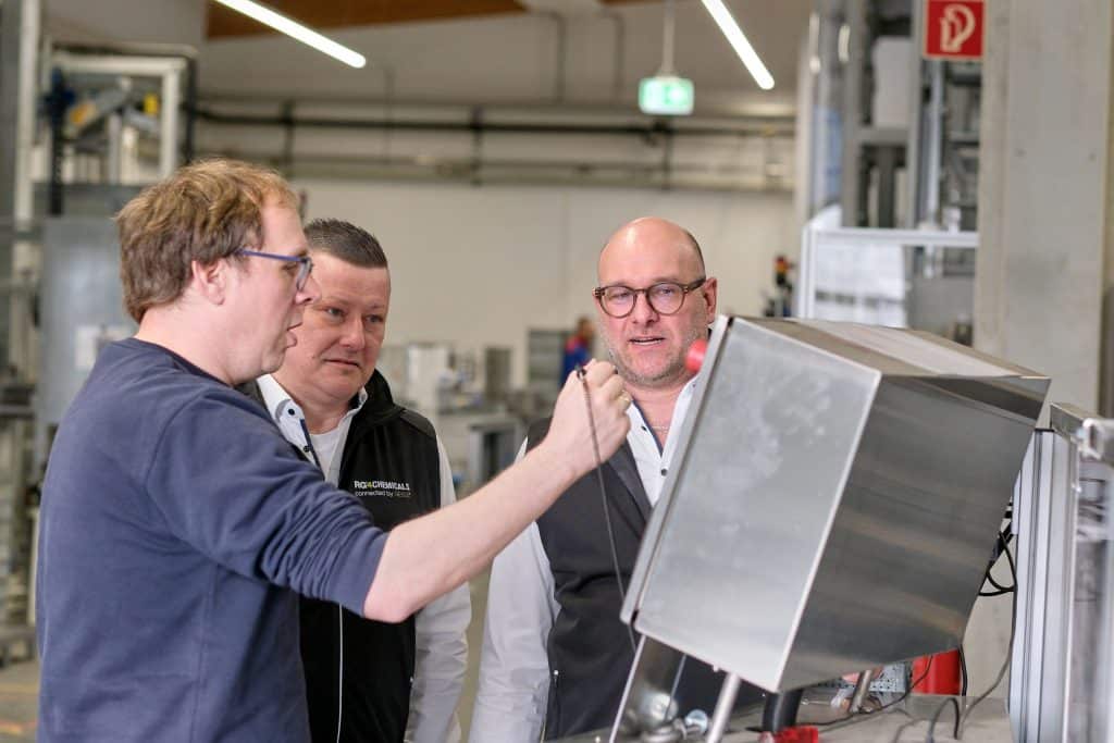 Der Abstimmungsprozess funktioniert zwischen, von links: Markus Obermayer, Projektleiter Prozessoptimierung bei Rosenberger, und dem Team der Richard Geiss GmbH mit Lech Andrzejewski-Eser (Außendienst) sowie Michel Lubinsky-Fischer (Vertriebsbereichsleiter) Foto: Ingo Jensen/Richard Geiss GmbH