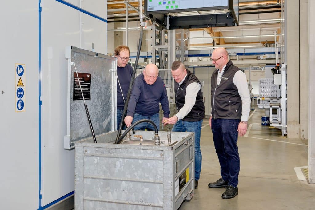 Seit über 15 Jahren setzt Rosenberger in Fridolfing auf den Rundum-Service der Richard Geiss GmbH, der auch die Entsorgung der Altware beinhaltet, von links: Markus Obermayer, Helmut Mühlberger (beide Rosenberger) sowie Lech Andrzejewski-Eser und Michel Lubinsky-Fischer (beide Richard Geiss GmbH). Foto: Ingo Jensen/Richard Geiss GmbH
