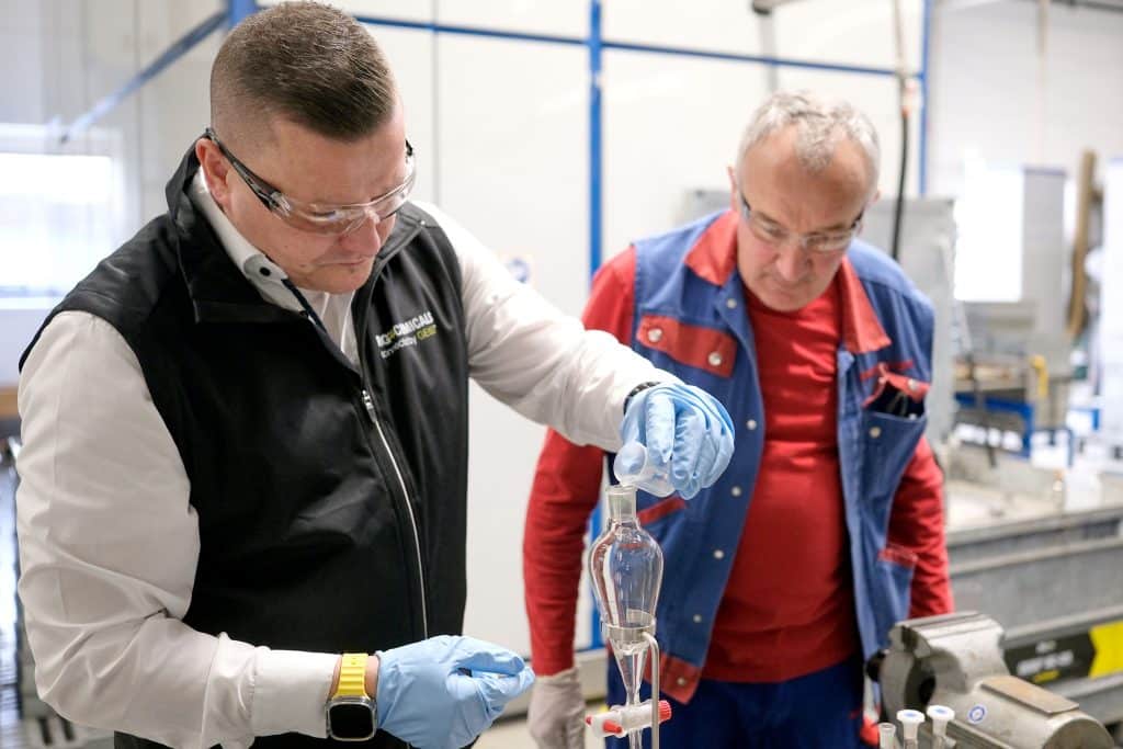 Der Quick-Test-Koffer der Richard Geiss GmbH vereinfacht die Lösemittelüberwachung vor Ort. Lech Andrzejewski-Eser (links) von der Richard Geiss GmbH und Wolfgang Schuhböck aus dem Rosenberger-Team prüfen die Badqualität. Foto: Ingo Jensen/Richard Geiss GmbH