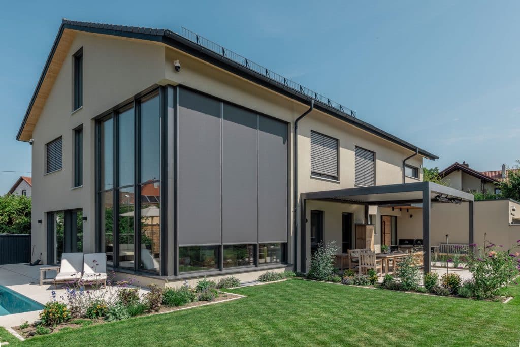 Für dieses exklusive Einfamilienhaus nutzten die Bauherren im Allgäu den High-End-Dämmstoff AirPor von JOMA – unter anderem für die vollintegrierte Verschattung und den Vollwärmeschutz. Foto: Matthias Mang/JOMA
