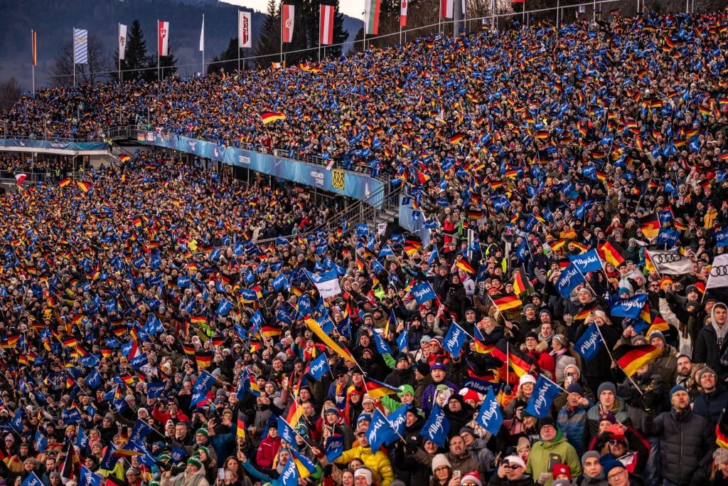 Erstmals jubeln die Fans bei der Vierschanzentournee auch den Damen zu. Foto: Dominik Berchtold/Vierschanzentournee