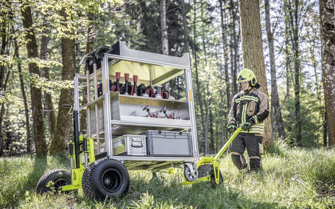 Ab ins Gelände: Das Offroad-System Premium der Munk Rettungstechnik macht die Rollcontainer fit für den Outdoor-Einsatz. Foto: Munk Group