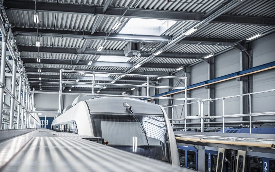 Dacharbeitsstände der Munk Günzburger Steigtechnik sorgen für sicheres Arbeiten bei der Wartung von Schienenfahrzeugen. Foto: Munk Group