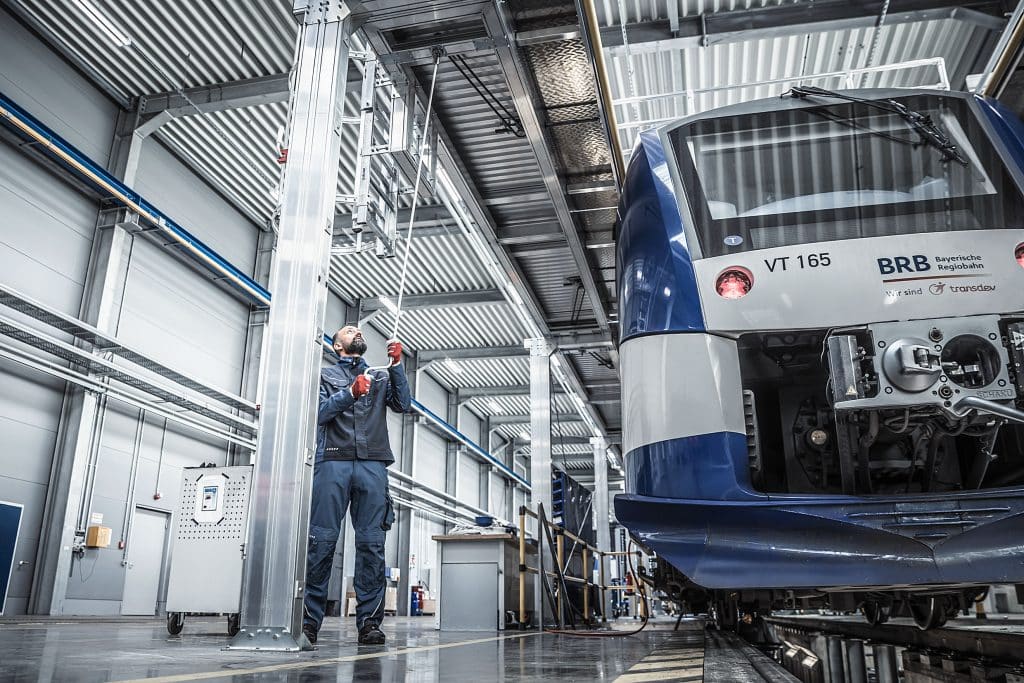 Die Plattformen der Dacharbeitsstände lassen sich mit Spaltmaß Null an die Außenhaut der Fahrzeuge andocken. Foto: Munk Group