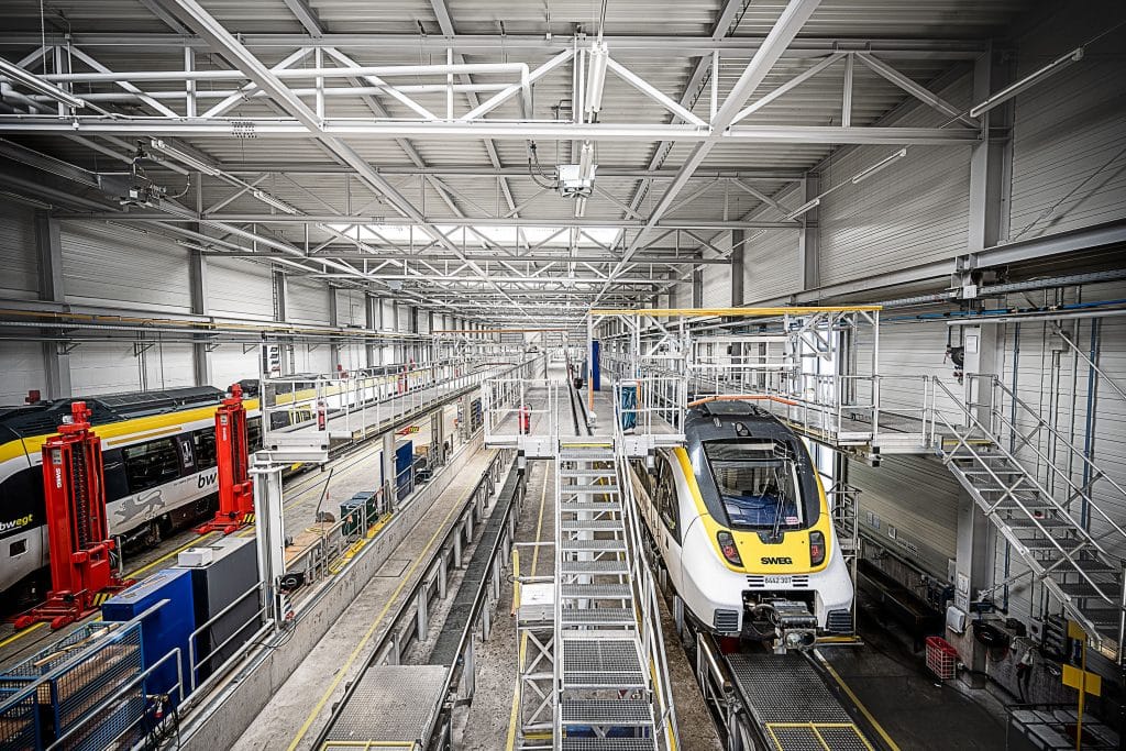 Dacharbeitsstände der Munk Günzburger Steigtechnik sorgen für sicheres Arbeiten bei der Wartung von Schienenfahrzeugen. Foto: Munk Group