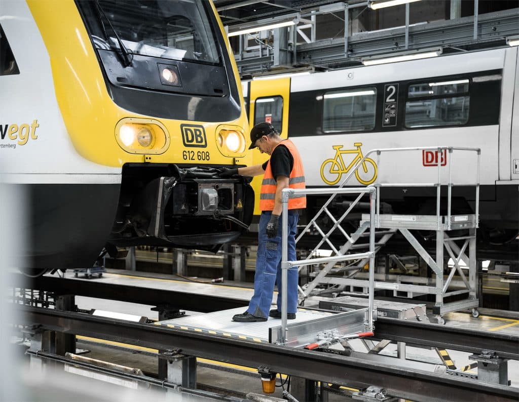 Das Gleispodest erleichtert den Werkstattteams die Wartungsarbeiten am Zug. Foto: Munk Group