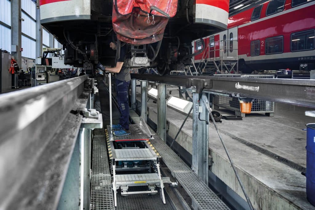 Die neue Wartungsplattform der Munk Günzburger Steigtechnik für Gleisgruben lässt sich über ein Fußpedal hydraulisch in der Höhe verstellen. Foto: Munk Group