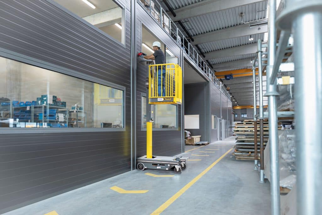 Die Kleinsthubarbeitsbühne FlexxLift ermöglicht sicheres Arbeiten bis zu einer Arbeitshöhe von fünf Metern. Foto: Munk Group