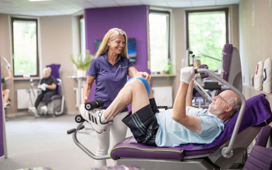 Mit Feelgood bietet Claudia Klammer in Germering ein neues Bewegungskonzept an. Die motorische Unterstützung der Geräte hilft Anwendern wie Dieter Kuttenberger, der mehrmals pro Woche zum Training kommt. Foto: Markus Huber/Feelgood