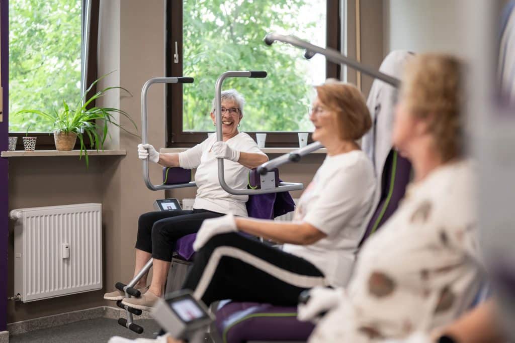 Spaß an der Bewegung und am gemeinsamen Training haben die Mitglieder, die sich im Feelgood Center Germering bei Claudia Klammer fit halten. Foto: Markus Huber/Feelgood