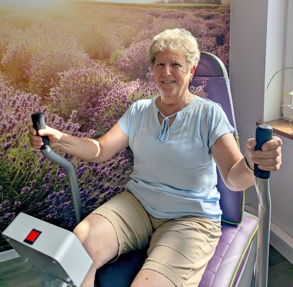 Feelgood-Methode begeistert die Anwenderinnen und Anwender wie Evi Kollmannsberger, die viermal in der Woche ins Feelgood Center Prien kommt.. Foto: Feelgood Prien