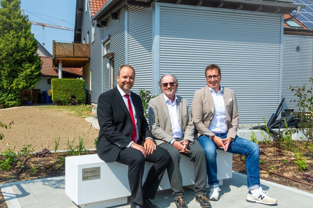 Freuen sich über das gelungene Projekt, das in nur sieben Monaten Bauzeit entstand, von links: Bürgermeister Walther Puza, Bauunternehmer Franz Traub und Stefan Geiger, Geschäftsführer der Wild Projektentwicklung GmbH, bei der Eröffnung des Heidenbühlparks in Berkheim. Foto: Wild Projektentwicklung