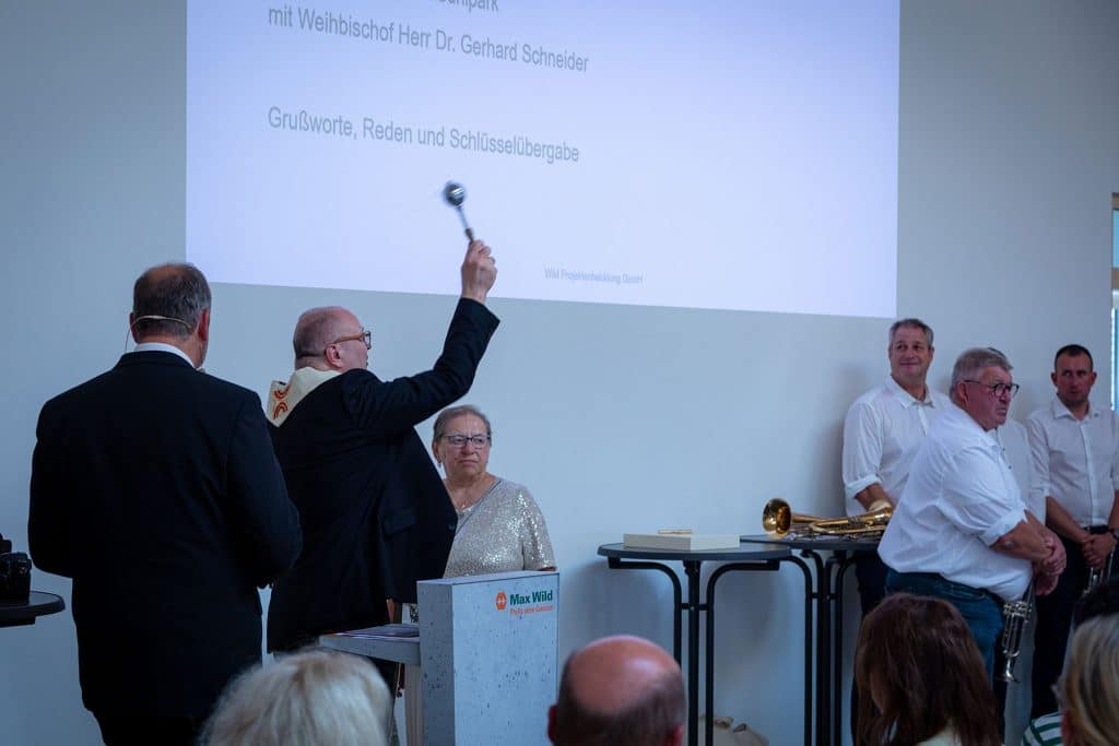 Weihbischof Dr. Gerhard Schneider nahm die Segnung des Heidenbühlparks in Berkheim vor. Foto: Wild Projektentwicklung