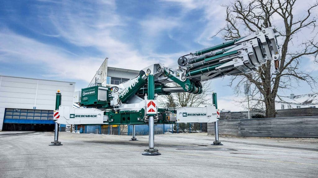 ematec’s new HS 850 hybrid heavy-duty crane revolutionises installation processes in the manufacturing industry. Photo: Alessandro Kühnl/ematec