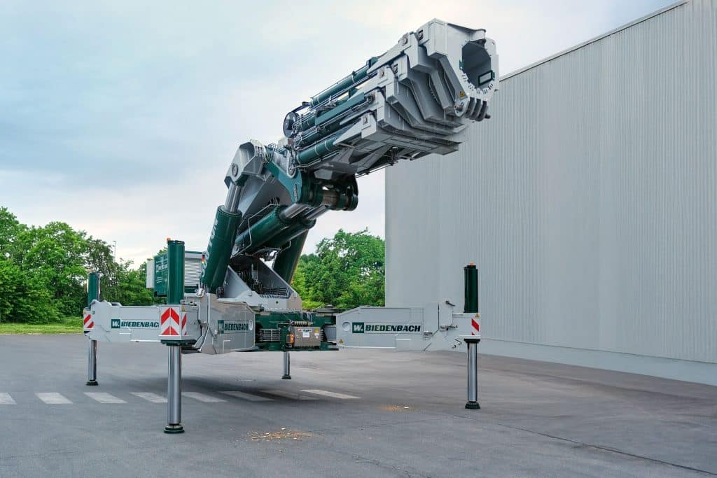 Mit dem Hybrid-Schwerlastkran HS 850 von ematec lassen sich tonnenschwere Maschinen- und Anlagenkomponenten so sicher und leicht wie nie zuvor in den Fertigungshallen platzieren. Foto: Ingo Jensen/ematec