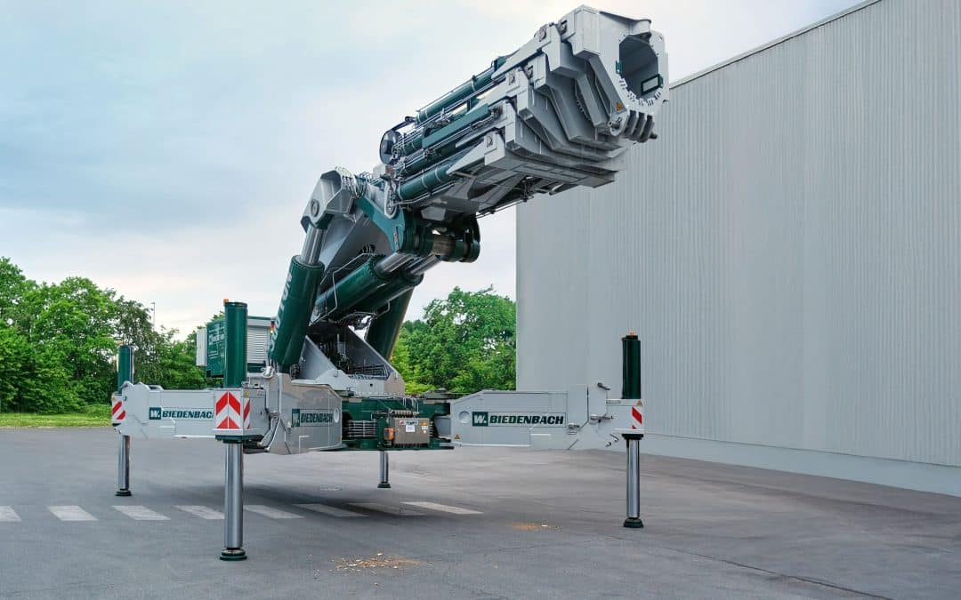 With the HS 850 hybrid heavy-duty crane from ematec, machinery and system components weighing many tonnes can be positioned in production halls more safely and easily than ever before. Photo: Ingo Jensen/ematec