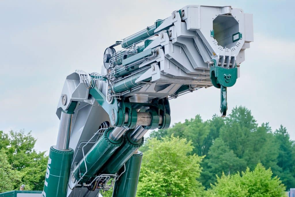 With its five-stage telescopic articulated boom, the HS 850 from ematec achieves maximum lifting capacities with a load moment of up to 850 tm while maintaining minimal dimensions. Photo: Ingo Jensen/ematec