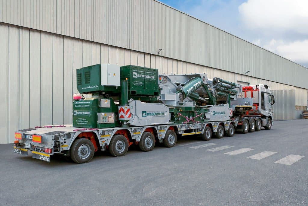 The HS 850 hybrid heavy-duty crane from ematec can be transported on a low-loader semi-trailer. Photo: Ingo Jensen/ematec