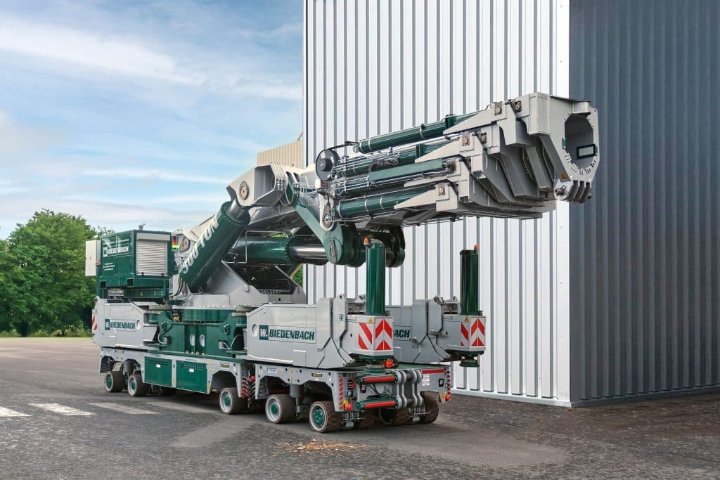 Thanks to its compact design, with a width of just 2,420 mm and a transport height of 2,550 mm, the HS 850 hybrid heavy-duty crane from ematec fits through any standard hall door. Photo: Ingo Jensen/ematec